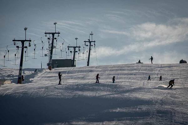 I přes vládní nařízení ski areál Vaňkův kopec spustil provoz vleku, 31. ledna 2021 v Horní Lhotě.