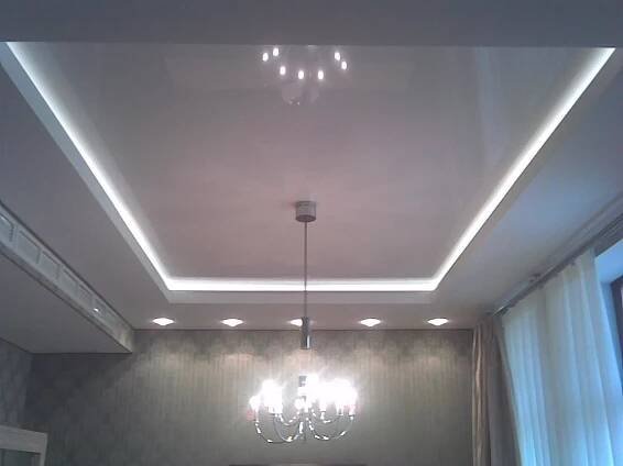 Dvouúrovňové stropní stropy s osvětlením (56 fotografií): dvoupodlažní stropní sádrokarton s LED osvětlením