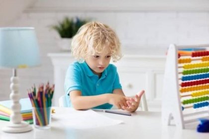 Domácí úkoly musejí mít podle psychologů pro děti smysl. Ideálně by jimi neměly trávit hodiny. 
