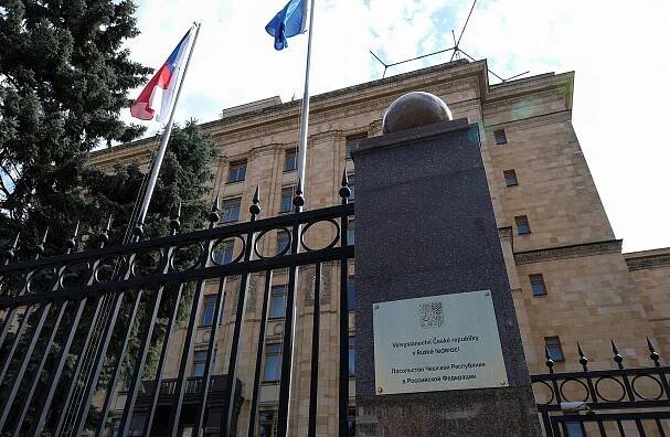 Omezení místních pracovníků na ambasádě v Moskvě způsobí Česku komplikace, uvedlo ministerstvo