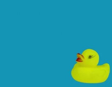 Dětský ptáček žlutý kachňátko na modrém pozadí vody. Kachní pták. Dětské hračky. Modrá voda barvy pozadí. Malé kachničky. Objekt zábavy pro děti. — Stock obrázek