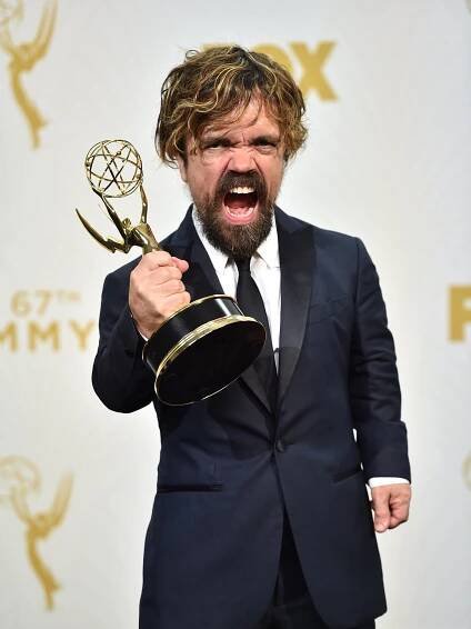 Emmy (celkovo druhú) si za vedľajšiu úlohu v dramatickom seriáli odniesol v nedeľu aj americký herec Peter Dinklage, ktorý hrá trpaslíka Tyriona Lannistra. Meria 135 centimetrov. FOTO- TASR/AP
