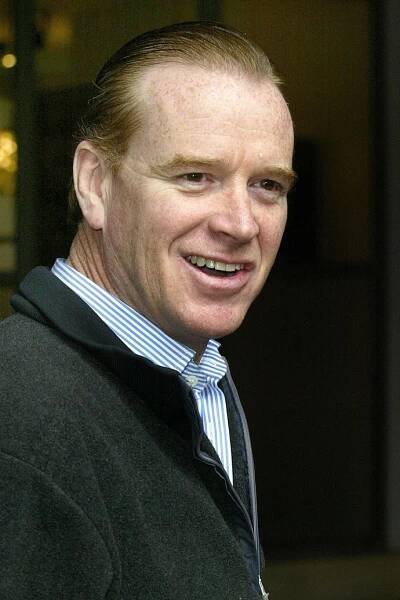 Údajným biologickým otcem prince Harryho měl být bývalý major James Hewitt, Dianin instruktor jezdectví, který ji zbavil strachu z koní. Byl totiž stejně zrzavý jako Harry a princezna s ním navíc měla v osmdesátých letech milenecký poměr. Jak ale vyšlo najevo, poznali se až o Harryho narození. Podoba mezi Dianiným milencem a malým princem je ale nápadná.
