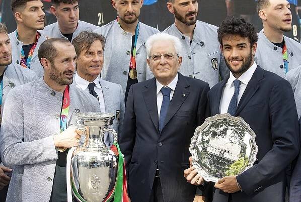 Soubor:Sergio Mattarella meets Italy national football team and Matteo Berrettini (12 July 2021) 34.jpg