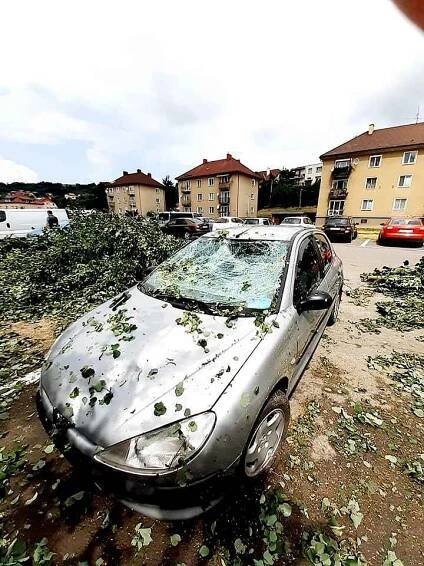 Bouře se ve čtvrtek prohnala i Luhačovicemi, místní mluví o malém tornádu