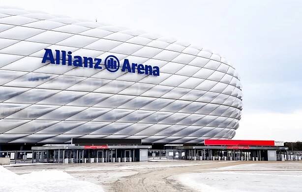 pohled na exteriér allianz areny v mnichově za zamračeného dne - allianz arena - stock snímky, obrázky a fotky