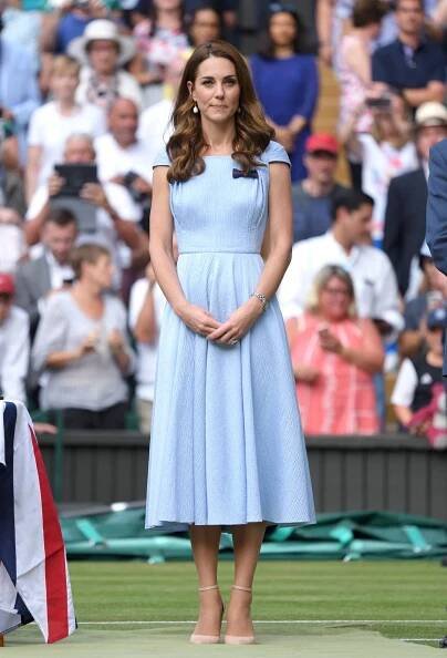 Model v baby blue barvě značky Emilia Wickstead oblékla v roce 2019