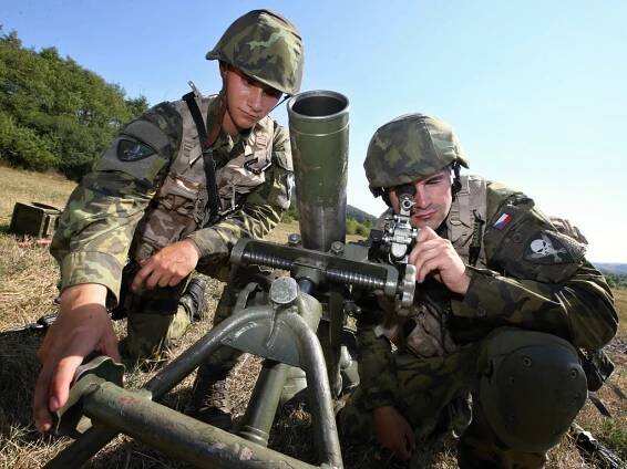 FOTO: Stovky vojáků cvičí na Doupově souhru armádních jednotek