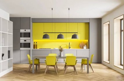 šedá kuchyně se žlutými židlemi a žlutou stěnou