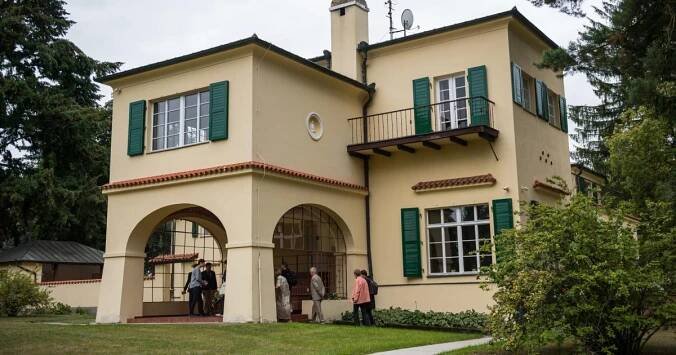 Benešova vila v Sezimově Ústí láme návštěvnické rekordy. Vláda ji otevřela na šest dní v týdnu (Zprávy z jižních Čech) (audio) | Kurzy.cz