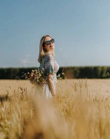 Bezplatný obrázek: Usmívající se blone vlasy dobře vypadající žena v pšeničném poli