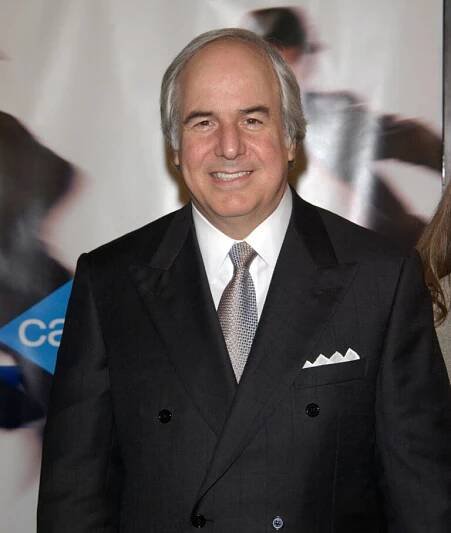Frank Abagnale, podřadný podvodníček s nejlepším PR v historii, má důvod se usmívat, na lep mu skočil celý svět.