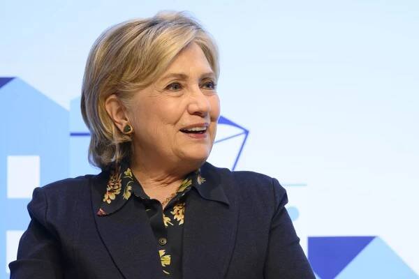 Kurážné ženy potřebujeme nejen v politice. Bez nich demokracie ztrácí, říká Hillary Clintonová