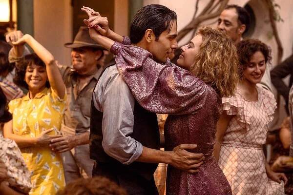 Diego Calva plays Manny Torres and Margot Robbie plays Nellie LaRoy in Babylon