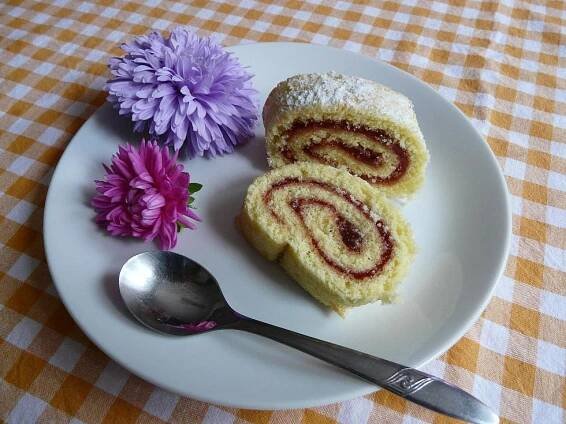 Piškotová roláda s marmeládou