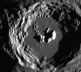 Jeden z nepojmenovaných kráterů