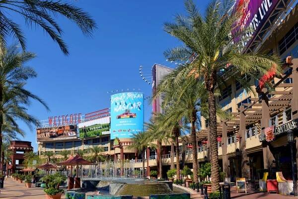 Glendale, AZ, USA - FEB 25, 2016: Část centrálního soudu Westgate Entertainment District, kde sídlí Gila River Arena, domov týmu NHL Arizona Coyotes — Stock obrázek