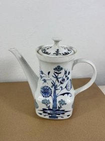 Stará porcelánová konvička - karafa, káva - čaj - voda, THUN, cibulák - Starožitnosti a umění