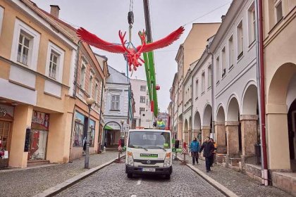 Sochař Michal Gabriel instaloval v pátek v centru Trutnova v Bulharské ulici sochu červeného letícího jelena.