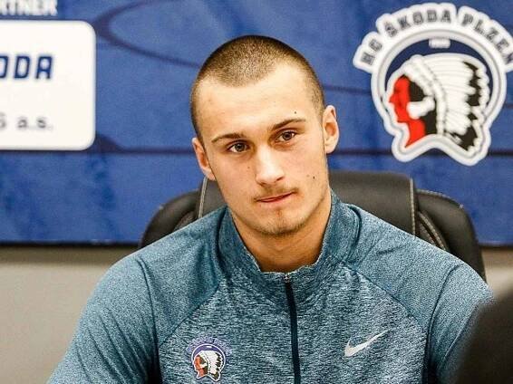 Hokejista Houdek odchází do Pardubic za obránce Bučka
