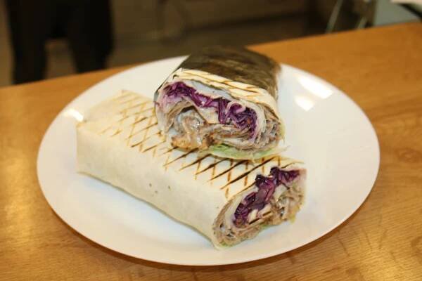 Dürüm kebab: Grilované maso se zeleninou v chlebové rolce