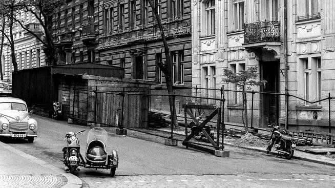 Neznámá Praha na konci šedesátých let. Výhledy v Žitné, kůlna v Chodské a bagr u Parkhotelu