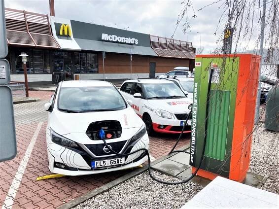 E-řidiči z Karlovarského a Plzeňského kraje načerpaly vloni u ČEZ o 25 % energie více