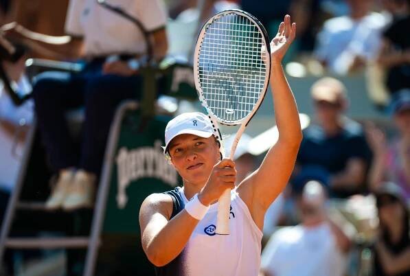 Swiatek steamrolls into French Open Round of 16
