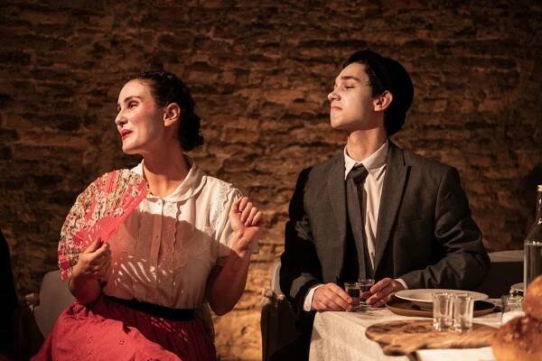 SVADBA: Barbora Panáková (Anna Zámečníková), Nazar Kulchykovskyi (Ivan Jurík). Fotografia: Bara Podola