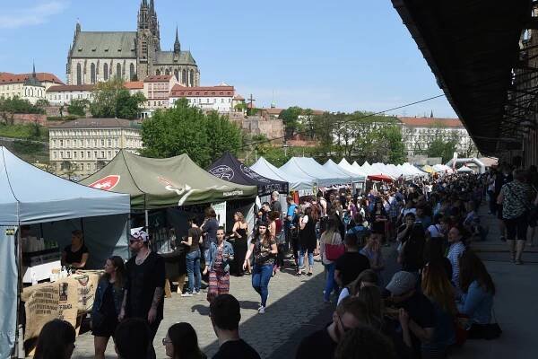 Exotické kuchyně v Malé Americe: lidé jedli brouky, ústřice, krokodýly i hady