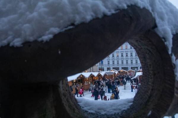 Obrazem: Zasněžené vánoční trhy mají pohádkovou atmosféru - OLOMOUC.CZ