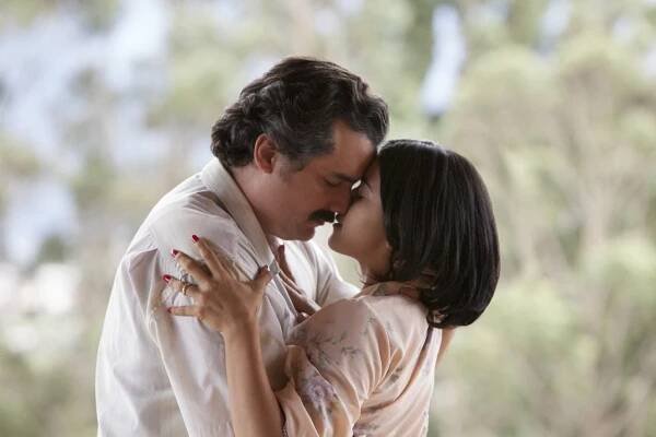 Narcos - Cambalache - Z filmu - Wagner Moura, Paulina Gaitan
