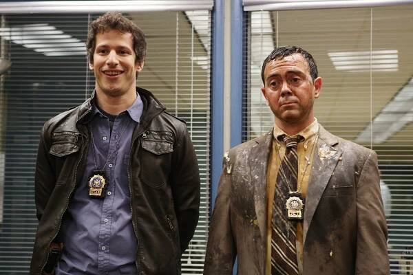 Brooklyn 99 - Pilotní díl - Z filmu - Andy Samberg, Joe Lo Truglio