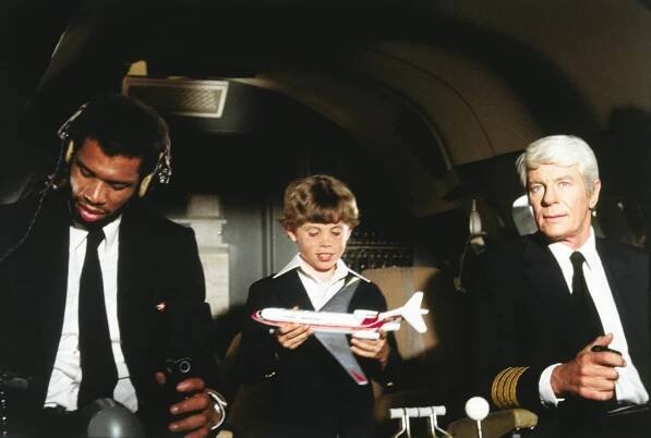 Kareem Abdul-Jabbar, Peter Graves, and Rossie Harris in Pripoutejte se, prosím! (1980)