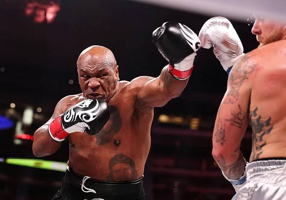 Boxer Mike Tyson během zápasu proti Jake Paulovi