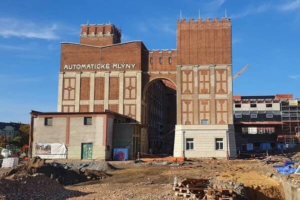 Před Automatickými mlýny v Pardubicích zmizí stará trafostanice