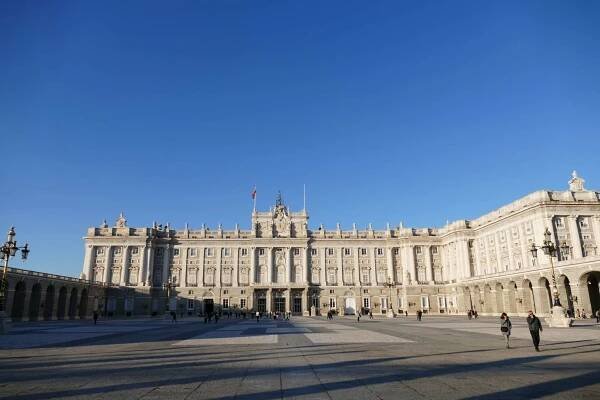 Budova královského paláce a jasná obloha