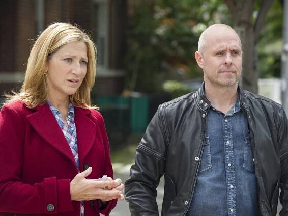 Sestřička Jackie - Dohoda - Z filmu - Edie Falco, Paul Schulze