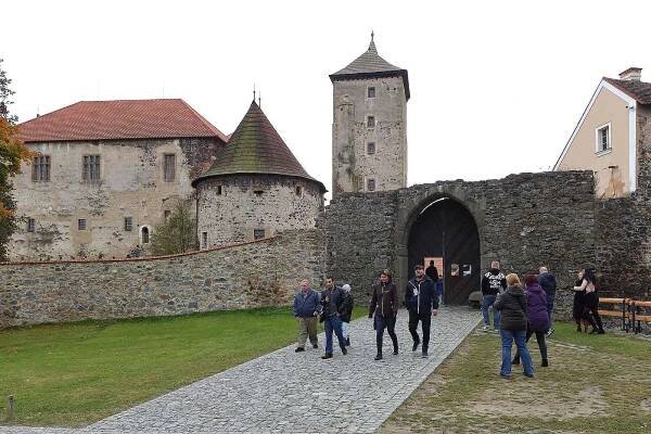 OBRAZEM: Ve Švihově si užili jarmark i komentované prohlídky hradu