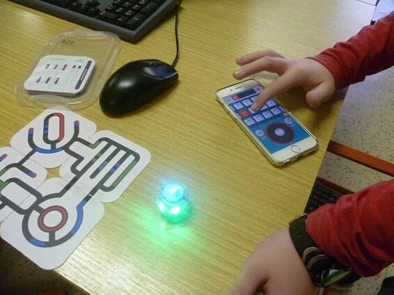 Školákům pomáhají při výuce roboti. U dětí rozvíjí logické myšlení