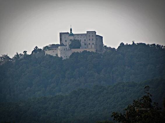 v pozadí hrad Buchlov
