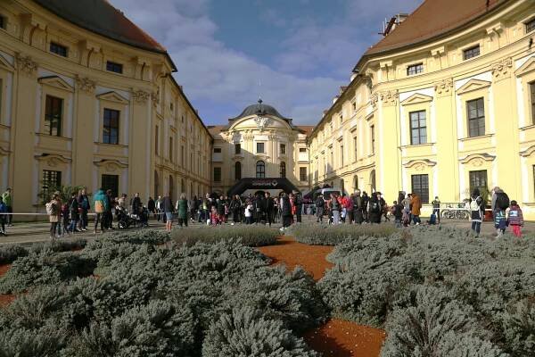 Běh Slavkovem: přes sto šedesát dětí závodilo v kulisách zámku a parku