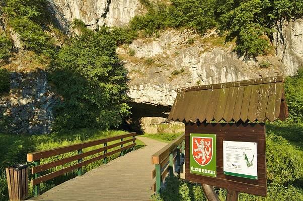 Soubor:Vstup do jeskyní, přírodní rezervace Sloupško-Šošůvské jeskyně, okres Blansko.jpg – Wikipedie
