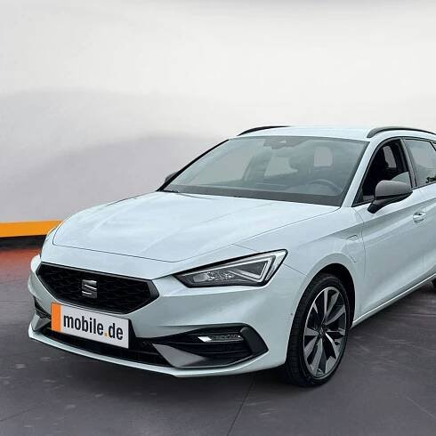 Ein weißer Seat Leon 4 steht in einem Showroom