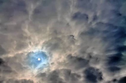 Formace nádherný mrak na obloze modré a slunce s paprsky slunce — Stock obrázek