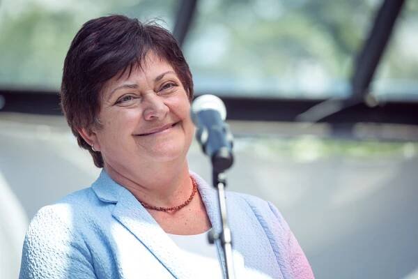 Verejná ochrankyňa práv Mária Patakyová v príhovore počas 8. ročníka festivalu Dúhový PRIDE Bratislava 2018 na Hviezdoslavovom námestí.  Foto: SITA/Diana Černáková