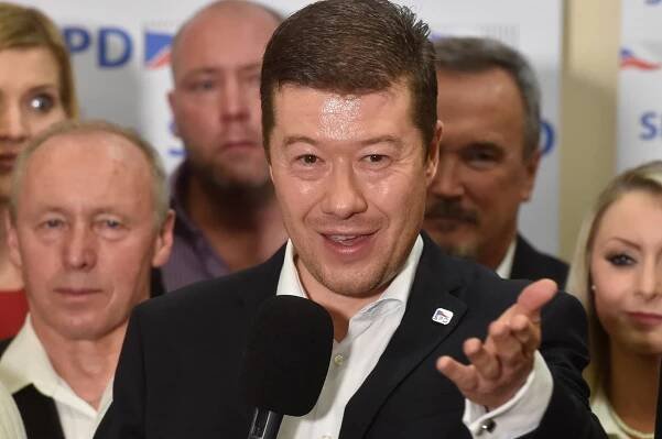 Okamurova firma dostala miliony na japonský týden. Opozice: A už je nikdo neviděl