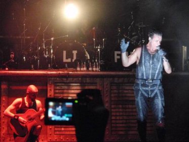 Soubor:Rammstein playing Fruhling in Paris(BBK Live 2010 Bilbao).jpg – Wikipedie