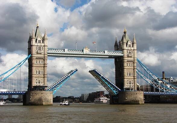 Soubor:Tower Bridge,London Getting Opened 5.jpg – Wikipedie