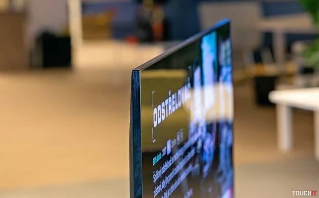 Relatívne tenké vyhotovenie TCL C935
